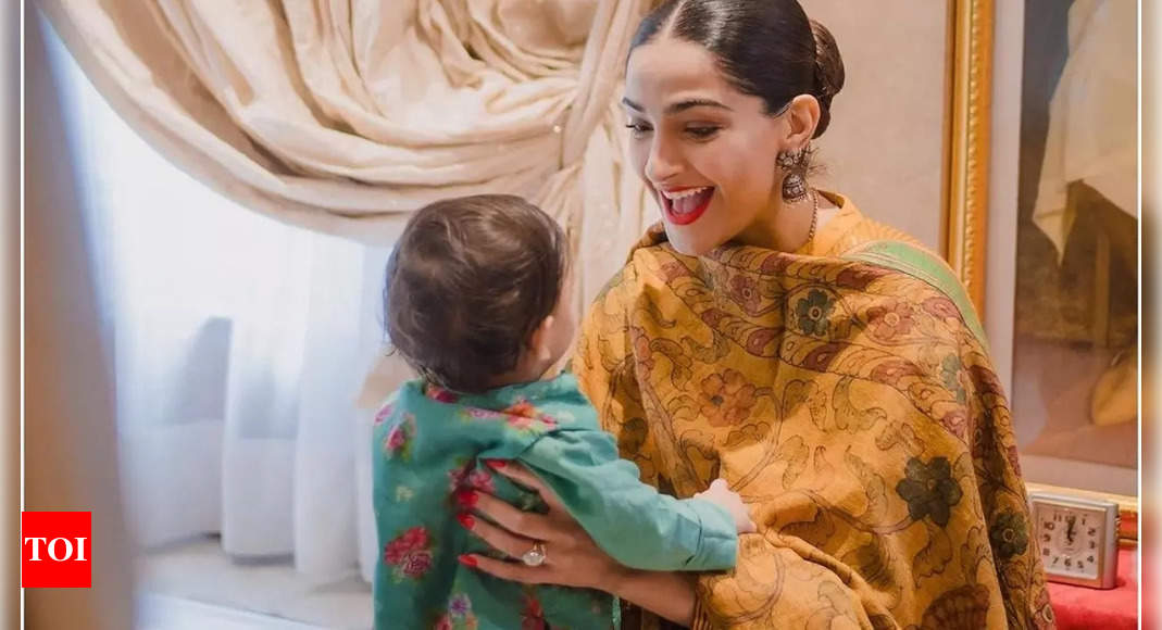 सोनम कपूर और आनंद आहूजा ने पूजा के साथ मनाया बेटे वायु का पहला जन्मदिन - देखें तस्वीरें |  हिंदी मूवी समाचार - टाइम्स ऑफ इंडिया