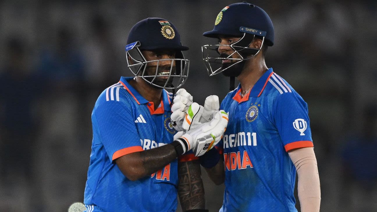 शमी को पांच विकेट, भारत के बल्लेबाजों ने ऑस्ट्रेलिया के खिलाफ पहले वनडे में आसान जीत दर्ज की