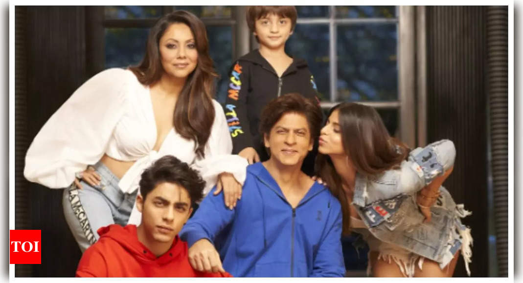 गौरी खान ने शाहरुख खान और बच्चों सुहाना, आर्यन और अबराम के साथ एक शानदार पारिवारिक तस्वीर साझा की |  हिंदी मूवी समाचार - टाइम्स ऑफ इंडिया