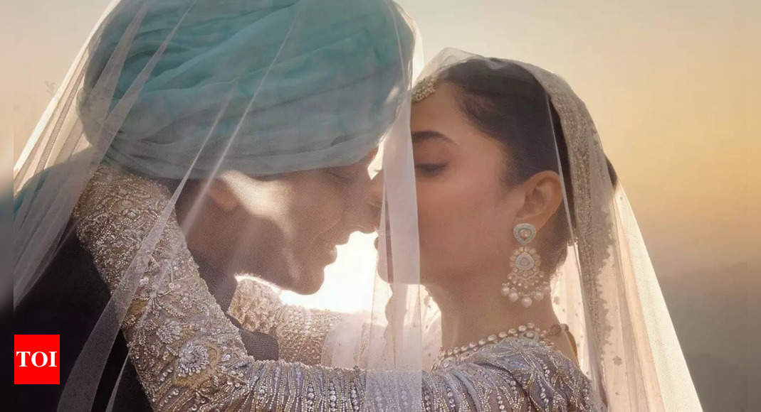 माहिरा खान ने जारी की अपनी शादी की पहली तस्वीर, सलीम करीम के साथ पूरा वीडियो, चलते समय अपने बेटे अजलान का हाथ पकड़ती हैं - देखें |  हिंदी मूवी समाचार - टाइम्स ऑफ इंडिया