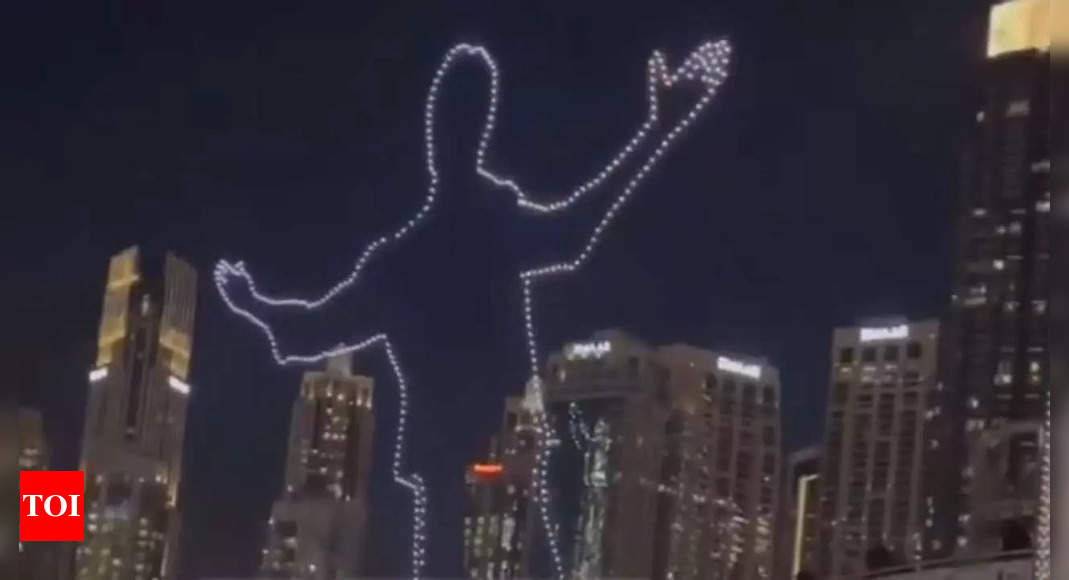 आश्चर्यजनक ड्रोन शो ने शाहरुख के सिग्नेचर पोज़ से दुबई को रोशन कर दिया |  हिंदी मूवी समाचार - टाइम्स ऑफ इंडिया