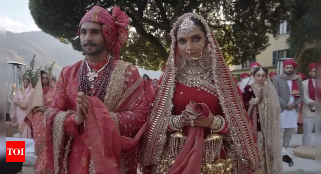 करण जौहर ने खुलासा किया कि कॉफ़ी विद करण 8 पर अपनी शादी का वीडियो साझा करने का विचार दीपिका पादुकोण और रणवीर सिंह का था  हिंदी मूवी समाचार - टाइम्स ऑफ इंडिया