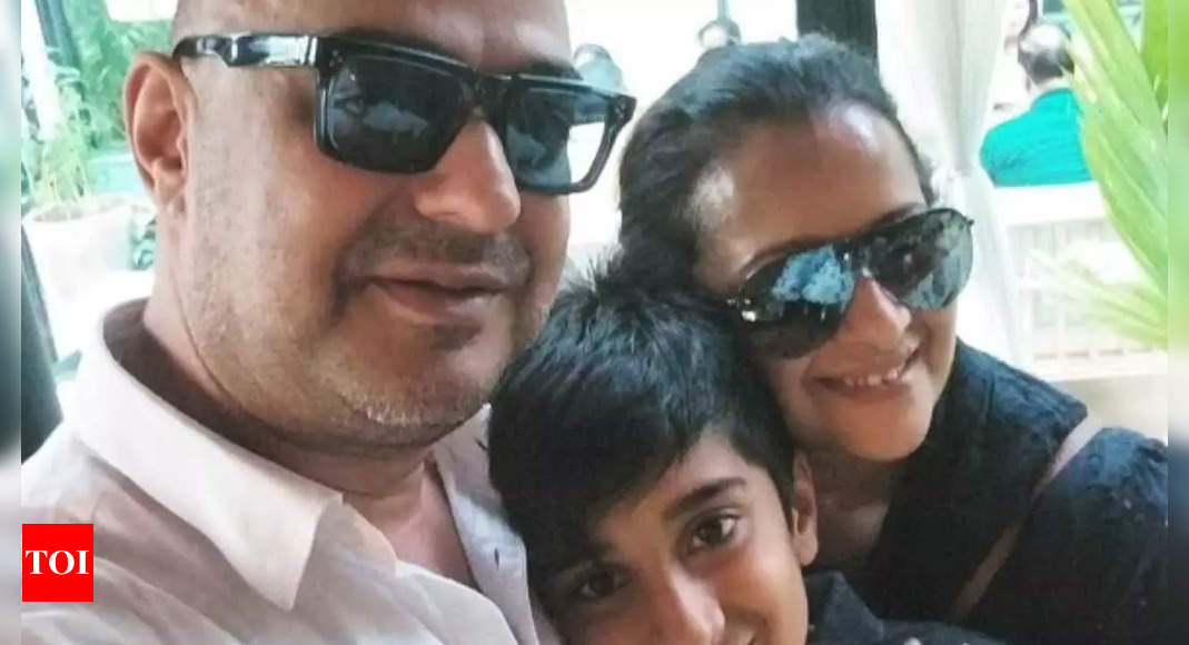 पति और बेटे के साथ रीमा सेन की दुर्लभ पारिवारिक तस्वीर इंटरनेट पर वायरल |  हिंदी मूवी समाचार - टाइम्स ऑफ इंडिया