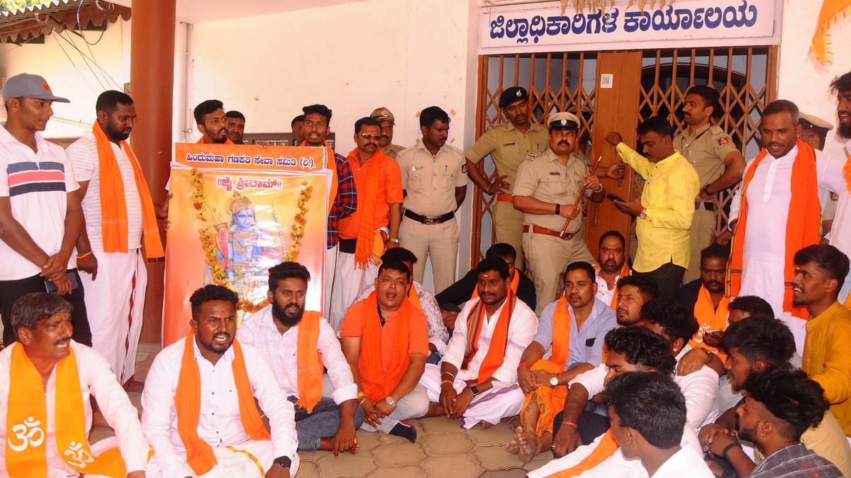 हिंदुत्व समर्थक कार्यकर्ताओं ने गुफा मंदिर में 'होम' आयोजित करने की अनुमति नहीं दी, चिक्कमगलुरु में विरोध प्रदर्शन किया