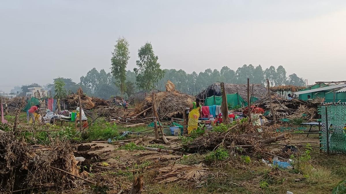 एपी-तेलंगाना सीमा पर आदिवासियों द्वारा बनाई गई झोपड़ियों को अधिकारियों द्वारा हटाए जाने से तनाव