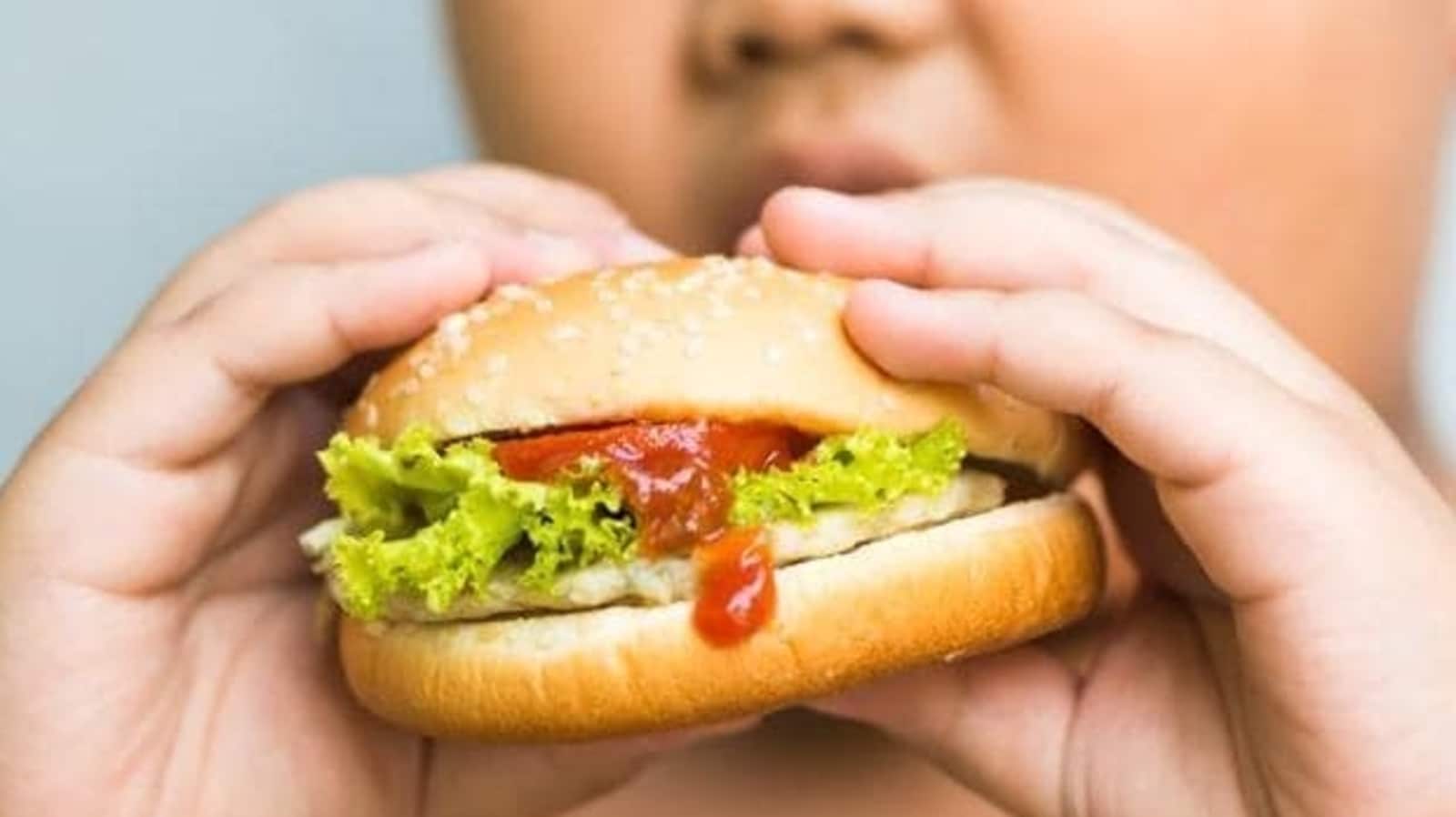 बचपन में मोटापा बढ़ रहा है: बच्चों में जंक फूड की लत से निपटने के 6 प्रभावी तरीके