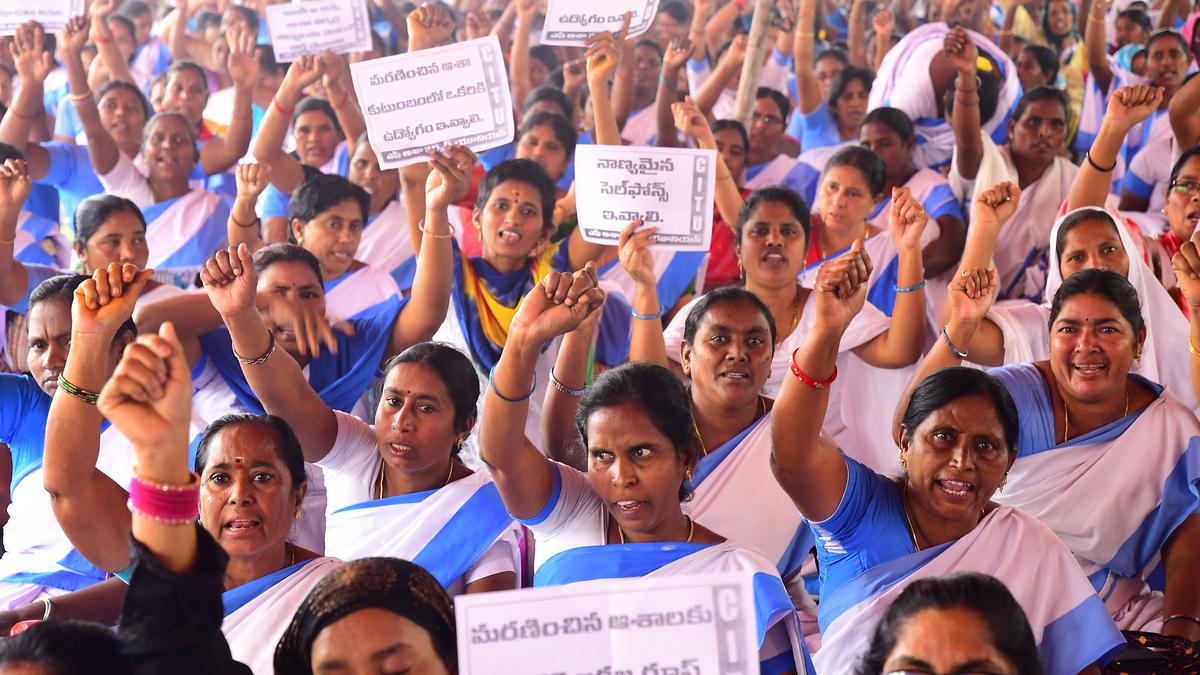 आंध्र प्रदेश में कम वेतन वाली और गैर-मान्यता प्राप्त आशा कार्यकर्ता बुनियादी अधिकारों के लिए लड़ना जारी रख रही हैं