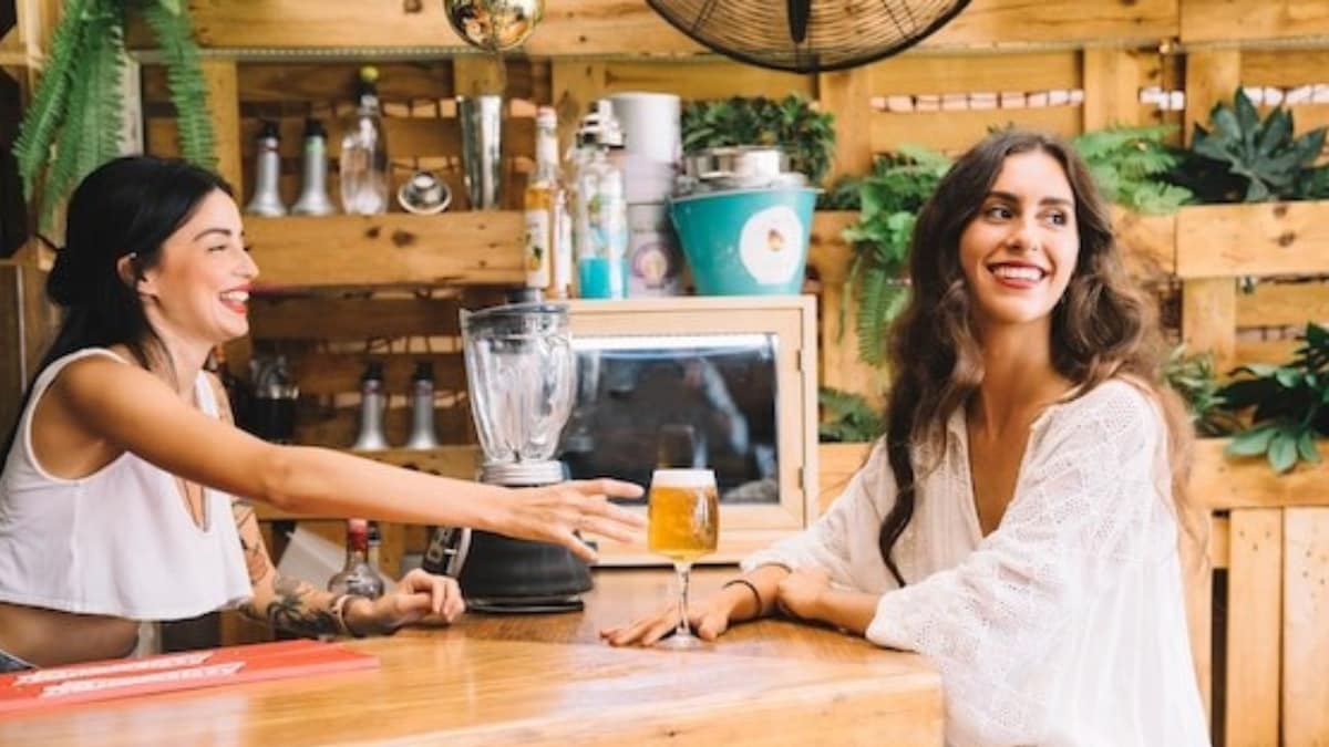 एक गिलास उठाएं: अपने अटूट रिश्ते को बेहतर बनाने के लिए सिबलिंग डे बीयर गाइड - न्यूज18