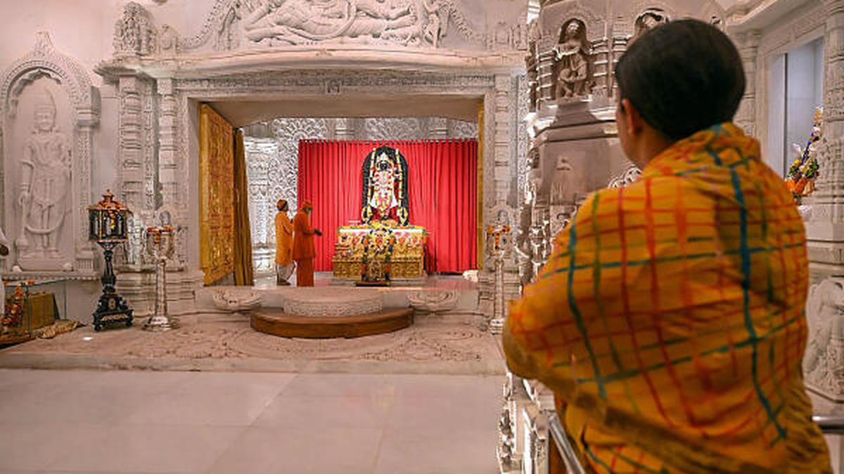 केंद्रीय मंत्री स्मृति ईरानी ने अयोध्या में राम मंदिर का दौरा किया