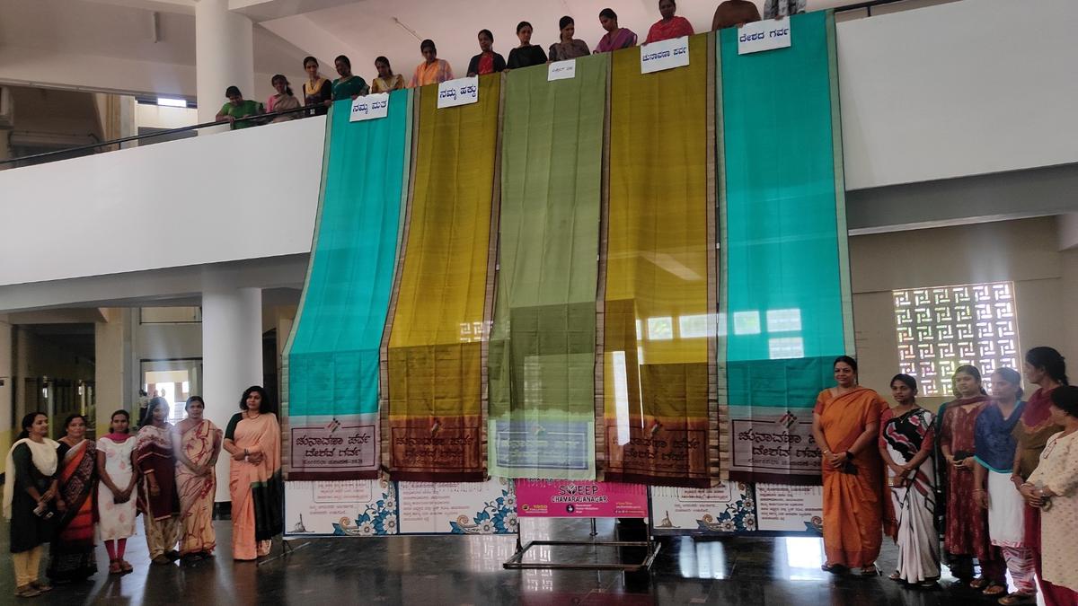 चामराजनगर में महिला अधिकारी चुनावी संदेश के साथ रेशम की साड़ियां पहनेंगी