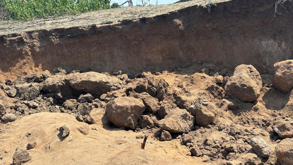 राजन्ना सिरसिला जिले में मिट्टी का टीला धंसने से मनरेगा श्रमिक की मौत हो गई, छह घायल हो गए