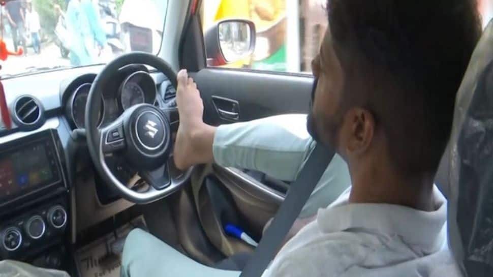 आधुनिक तानसेन: तमिलनाडु में बिना हाथ वाले एक व्यक्ति ने साहस के साथ ड्राइविंग लाइसेंस हासिल किया