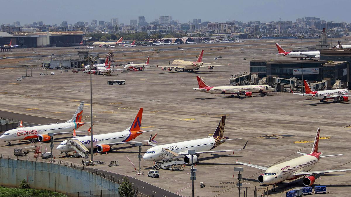 एयर इंडिया एक्सप्रेस के केबिन क्रू विरोध छुट्टी वापस लेंगे, एयरलाइन 25 बर्खास्त कर्मचारियों को बहाल करेगी
