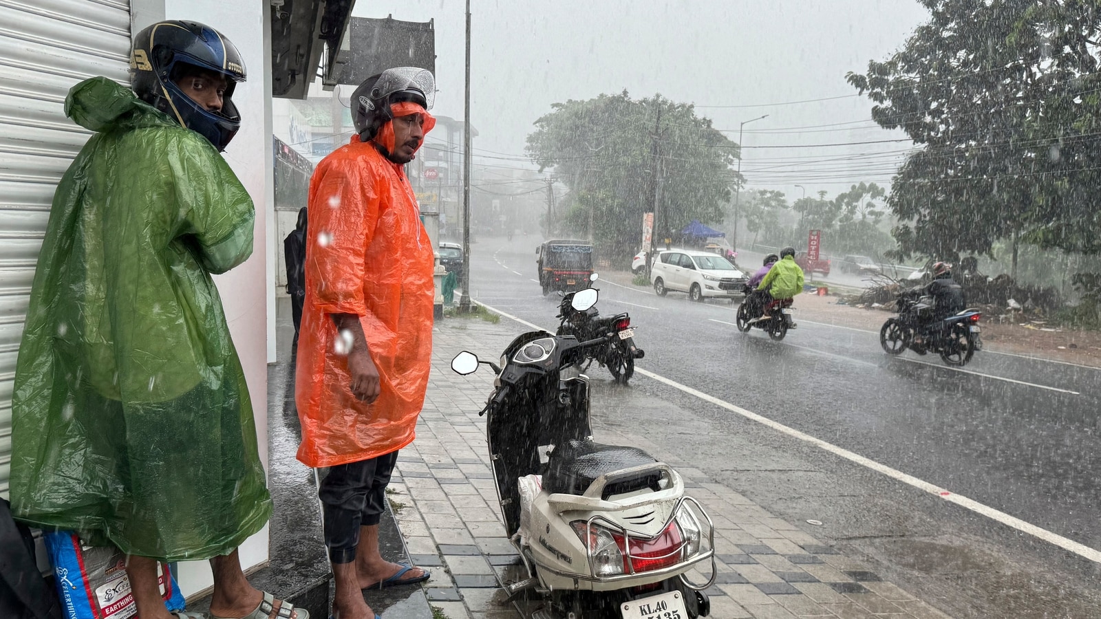 केरल: भारी बारिश के कारण भूस्खलन के कारण पर्यटक केंद्र बंद, रात्रि यात्रा पर प्रतिबंध