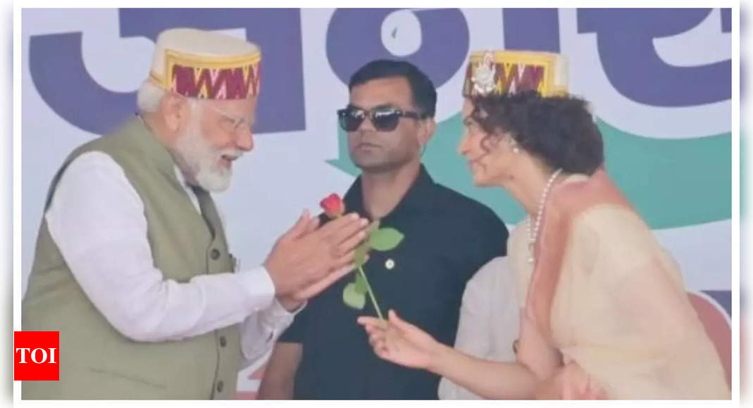 प्रधानमंत्री नरेंद्र मोदी ने मंडी में कंगना रनौत के लिए प्रचार किया; अभिनेत्री ने गुलाब देकर उनका स्वागत किया - देखें तस्वीरें | - टाइम्स ऑफ इंडिया