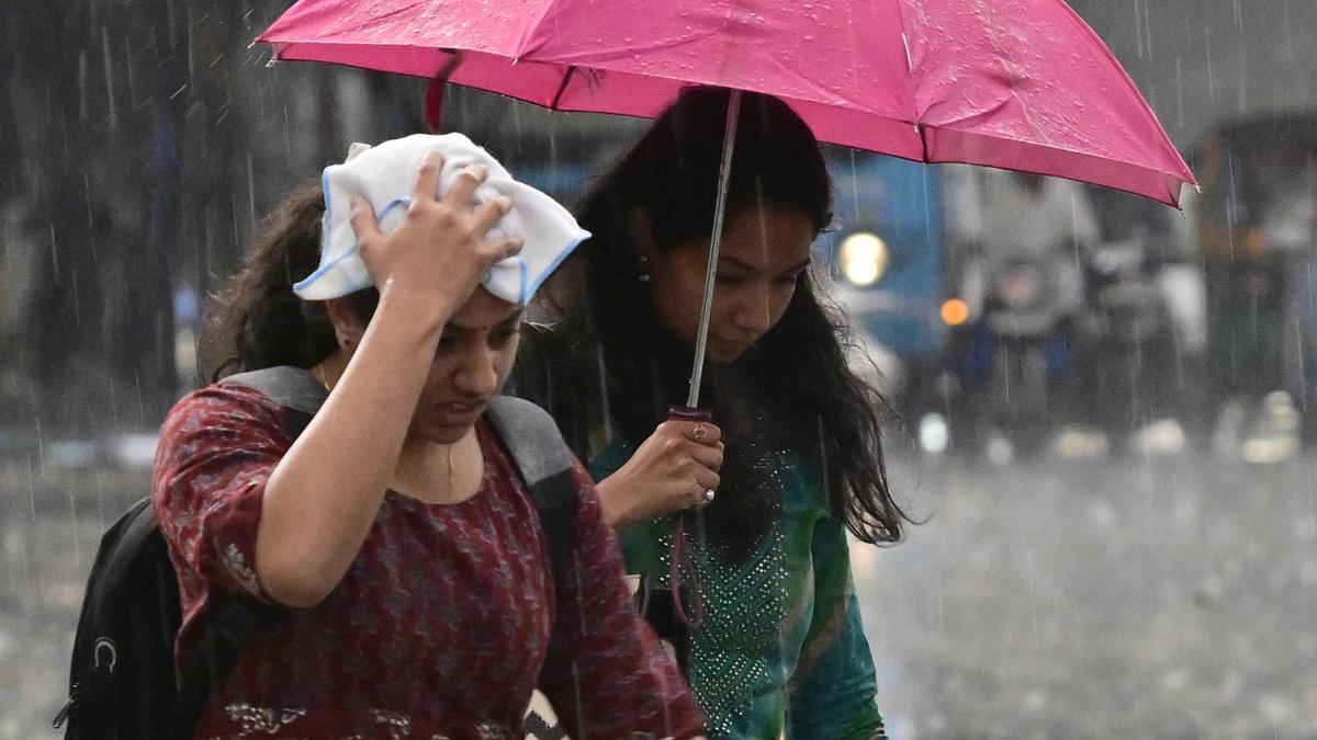बेंगलुरु में बारिश के बीच ओलावृष्टि से भीषण गर्मी से राहत मिली है