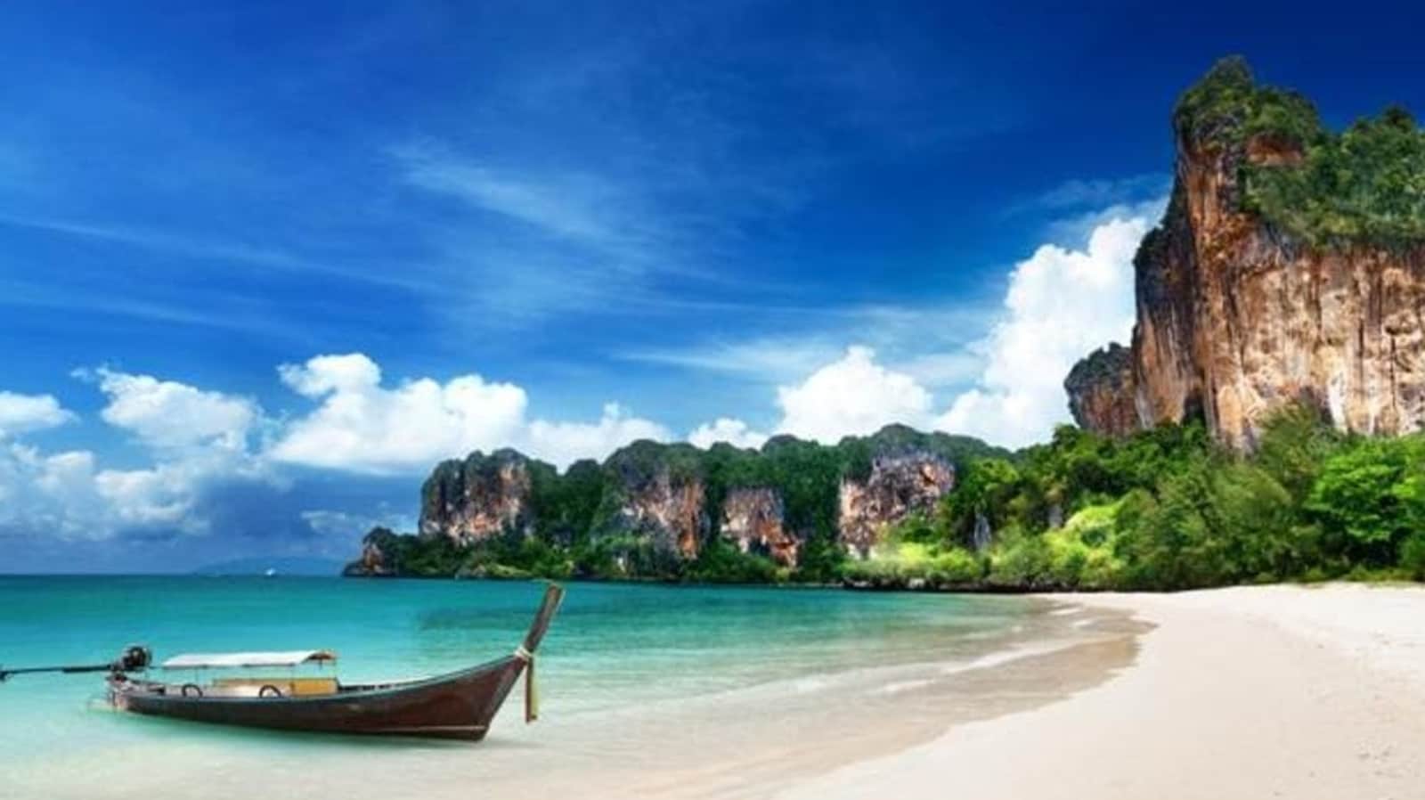 भीषण गर्मी के बीच थाईलैंड के कोह फी फी द्वीप पर पर्यटकों ने पानी की कमी की चेतावनी दी है
