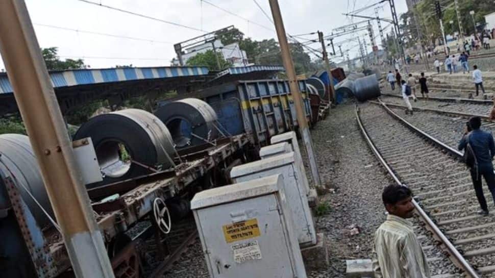 मुंबई के पास पालघर स्टेशन पर मालगाड़ी पटरी से उतरी, रेल सेवाएं प्रभावित: विस्तृत जानकारी देखें