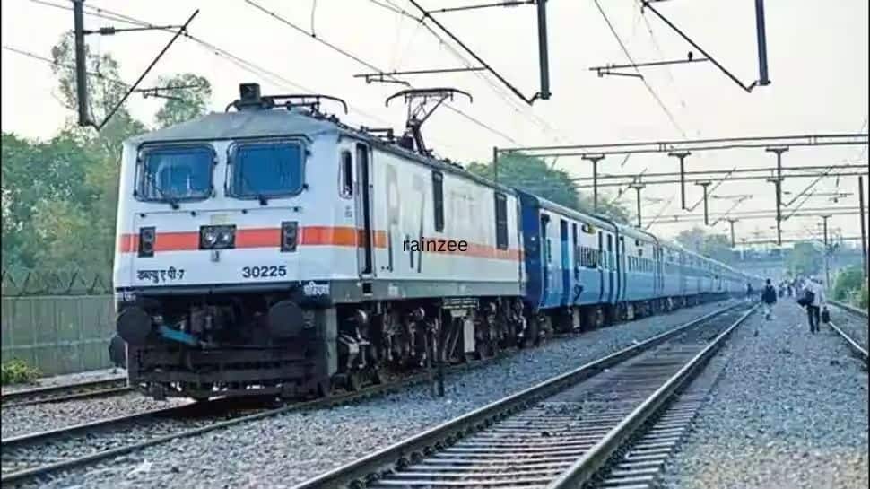 वाराणसी स्टेशन पर रेलवे अधिकारियों के बीच हाथापाई और खूनी झड़प, वंदे भारत समेत कई ट्रेनें रोकी गईं