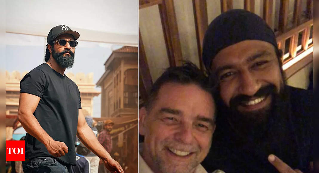 विक्की कौशल लंदन में अपने जीजा माइक के साथ मस्ती कर रहे हैं, बाद में उन्होंने साथ में डिनर करते हुए एक तस्वीर पोस्ट की |  हिंदी मूवी समाचार - टाइम्स ऑफ इंडिया