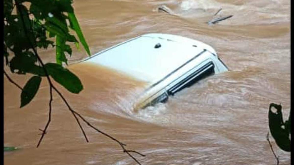 केरल के कासरगोड में कार नदी में गिरने से दो लोग बच गए