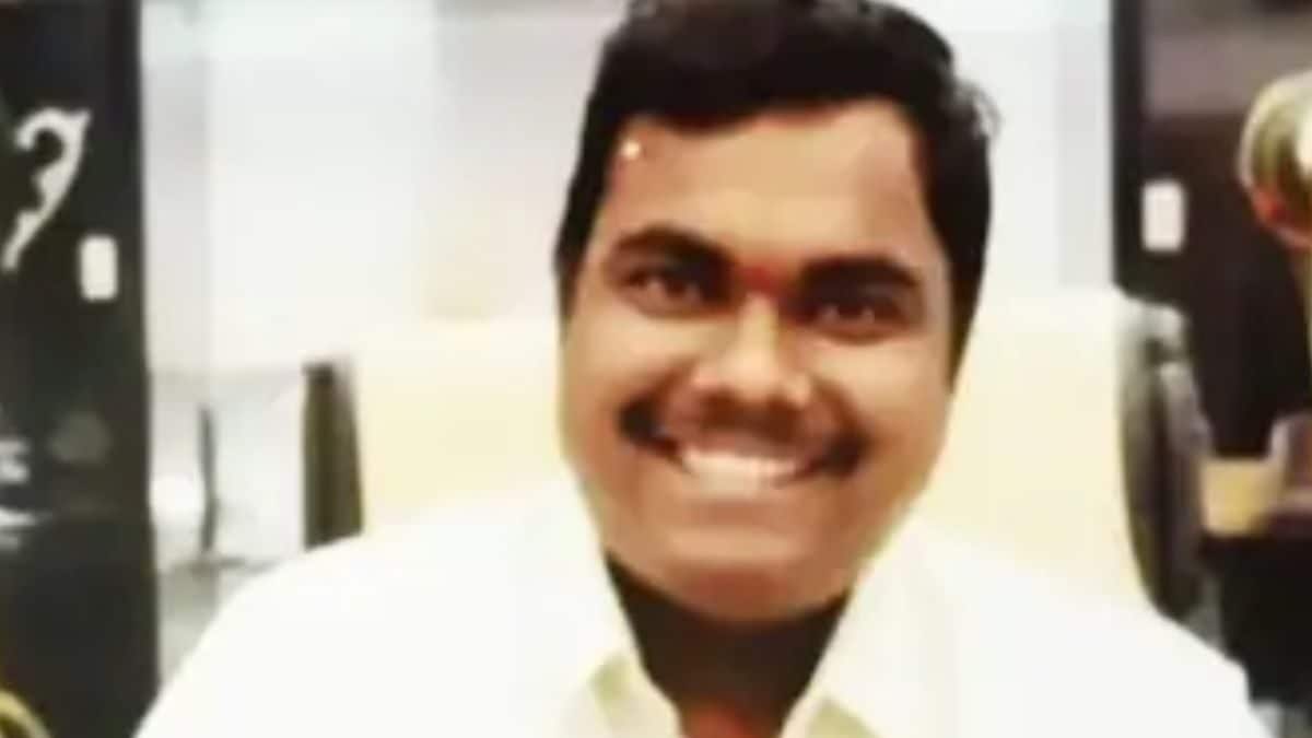 Defying All Odds, Hotel Waiter Jayaganesh Cracks UPSC On His 7th Attempt - News18