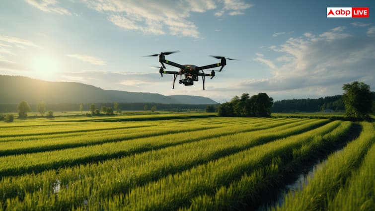 Drone in farming farmers now spray fertilizers in the fields with drones government is giving 50 percent subsidy अब खेतों में ड्रोन से कराएं खाद और फर्टिलाइजर्स का छिड़काव, सरकार दे रही 50% सब्सिडी, ऐसे उठाएं स्कीम का फायदा