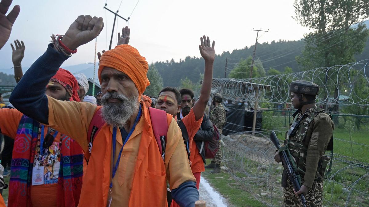 अमरनाथ यात्रा शुरू, तीर्थयात्रियों का पहला जत्था गुफा मंदिर के लिए रवाना