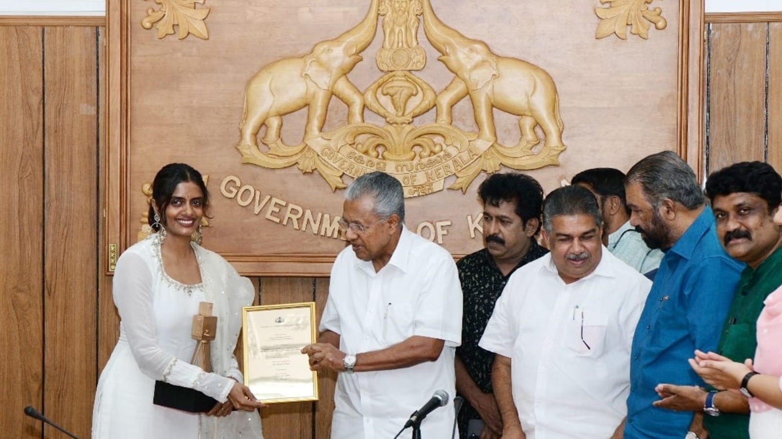 केरल सरकार ने कान्स फिल्म महोत्सव के विजेताओं कानी कुसरुति, संतोष सिवन और अन्य को सम्मानित किया