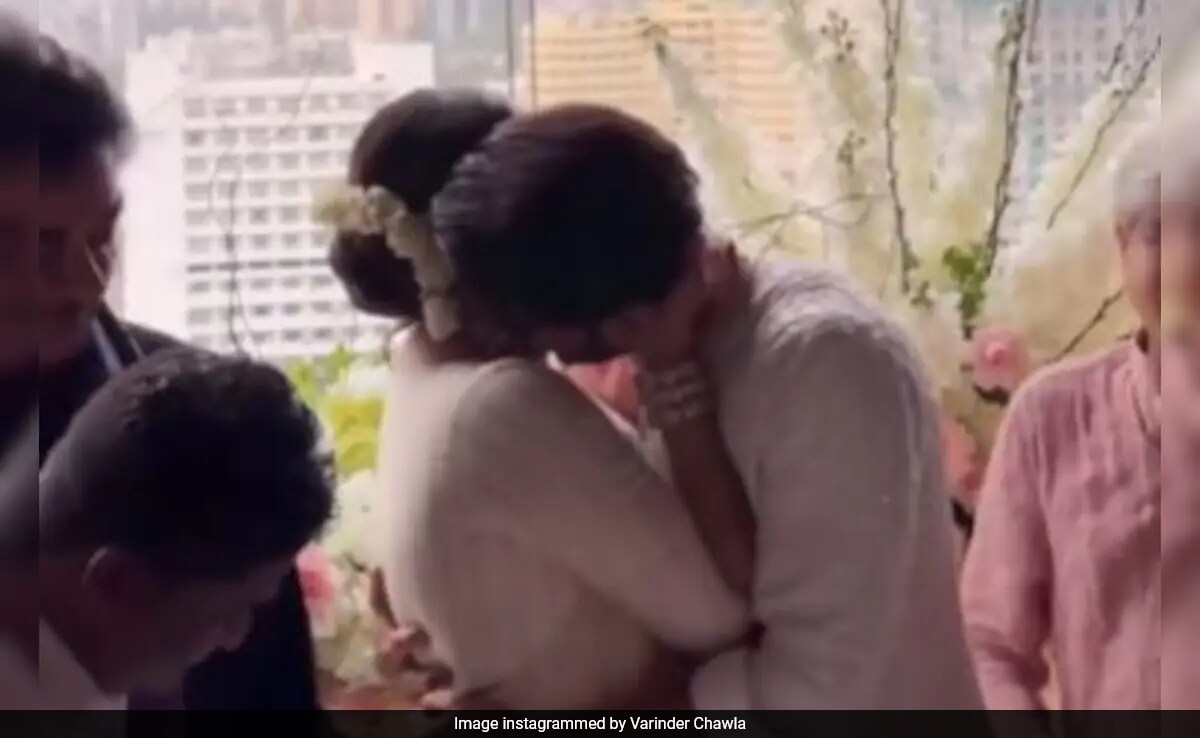 Crazy Viral: Zaheer Iqbal Kisses Sonakshi Sinha At The Wedding Ceremony