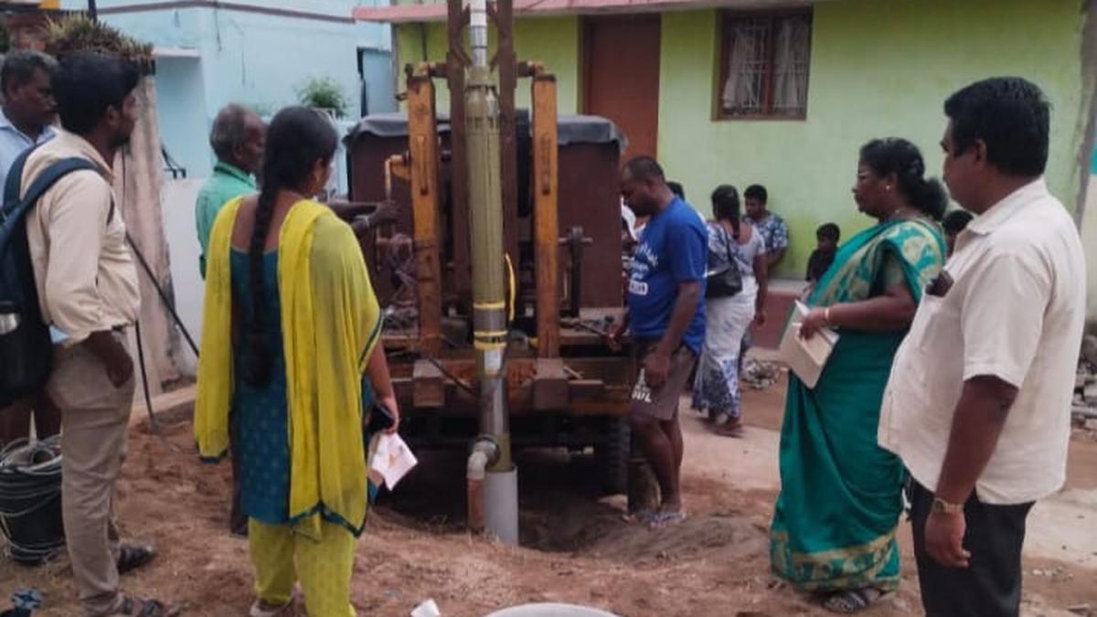 चेंदाथुर गांव में नया बोरवेल, दूषित पानी से परेशान हैं लोग