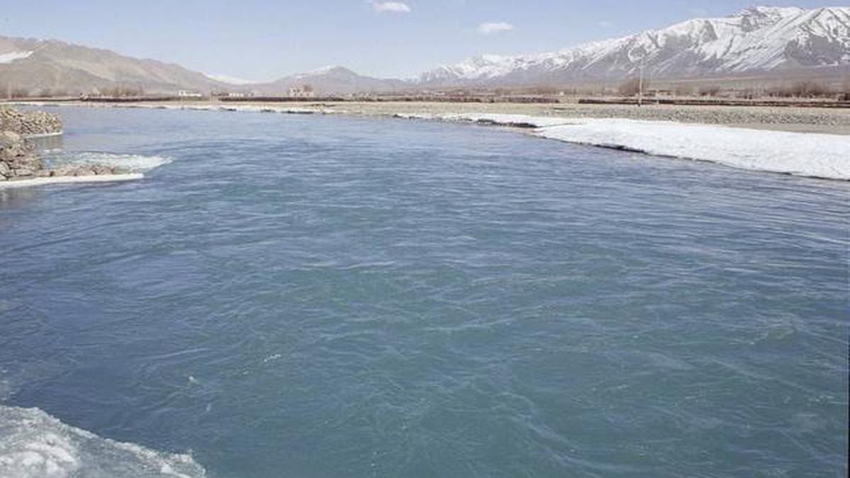 जम्मू-कश्मीर में पाकिस्तानी टीम के साथ भाजपा नेता ने सिंधु जल संधि को समाप्त करने की मांग की