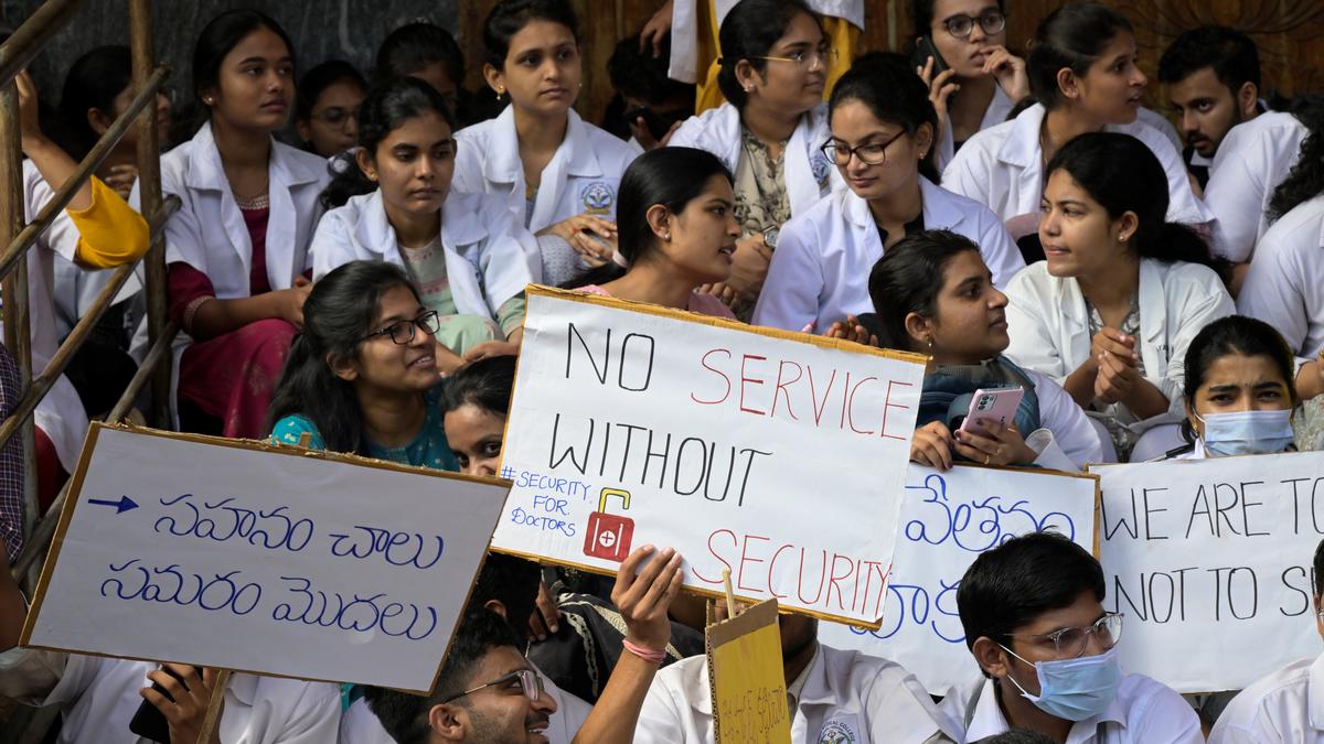 तेलंगाना में जूनियर डॉक्टरों की अनिश्चितकालीन हड़ताल शुरू