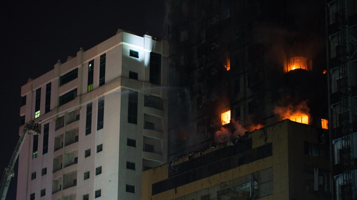 दक्षिण मुंबई की ऊंची इमारत में लगी आग, कई लोगों के फंसे होने की आशंका