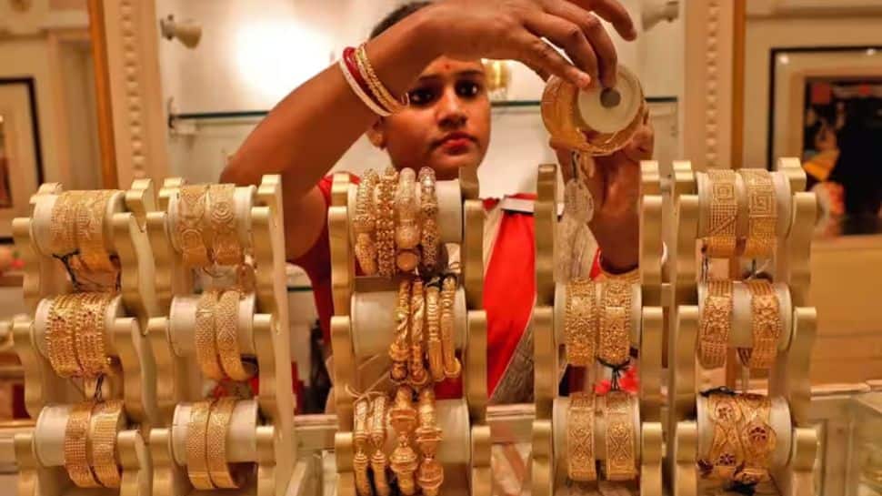 भारत में सोने की कीमतों में गिरावट: आज अपने शहर में 24 कैरेट के भाव देखें