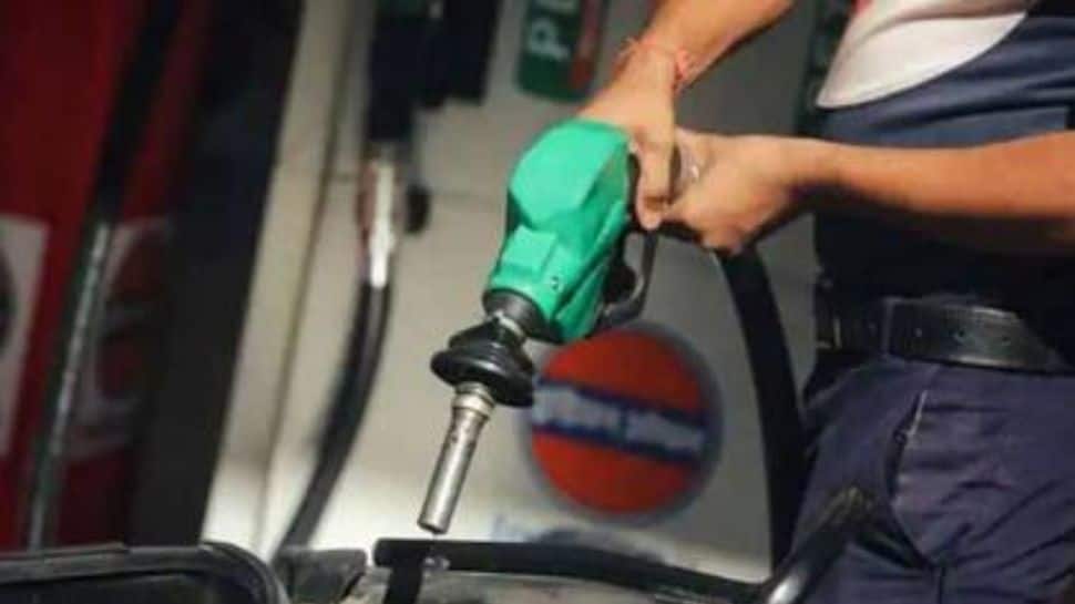 महाराष्ट्र बजट: मुंबई क्षेत्र में पेट्रोल 65 पैसे और डीजल 2.60 रुपये सस्ता होगा