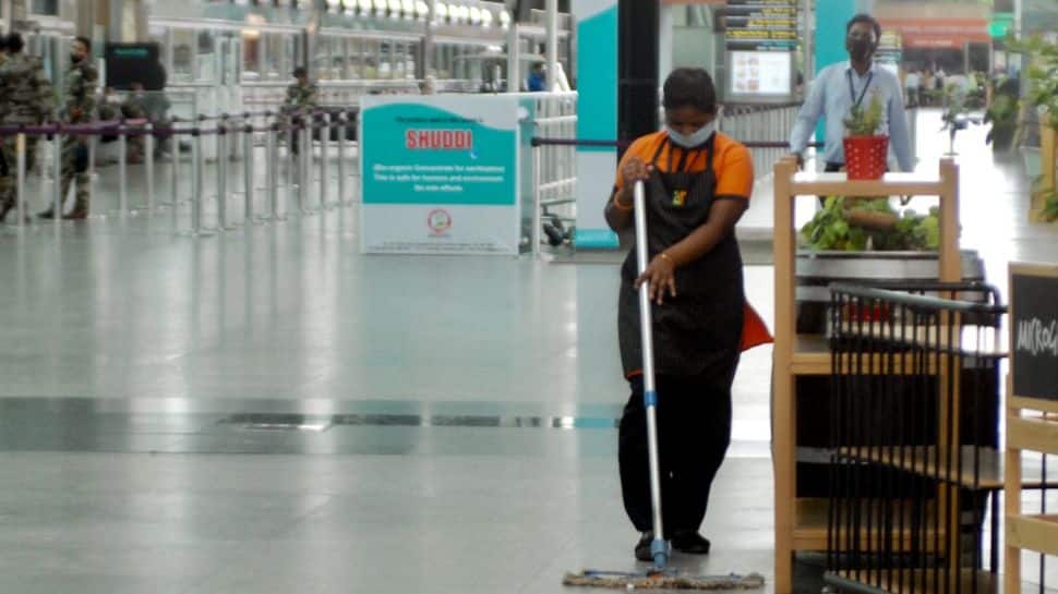 मुंबई एयरपोर्ट को दो और सफाई कर्मचारी मिले, लेकिन उन्हें वेतन नहीं मिलेगा; जानिए क्यों