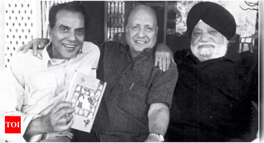 राज ग्रोवर की मृत्यु समाचार: प्रतिष्ठित फिल्मों 'ताक़त' और 'ठिकाना' के निर्माता राज ग्रोवर का 87 वर्ष की आयु में निधन | - टाइम्स ऑफ़ इंडिया