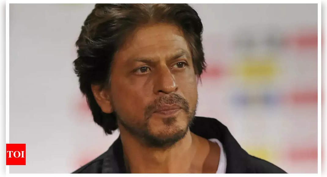 राजनीतिक नेता ने शाहरुख खान से अपने बीमार गुरु भाई एरिक डिसूजा से जल्द मिलने का आग्रह किया: 'उनकी तबीयत वास्तव में बिगड़ रही है...' | - टाइम्स ऑफ इंडिया