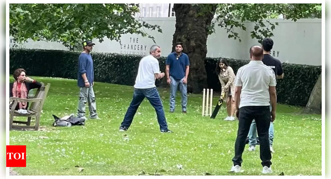 शाहरुख खान और सुहाना खान लंदन में परिवार के साथ क्रिकेट खेल रहे हैं | - टाइम्स ऑफ इंडिया
