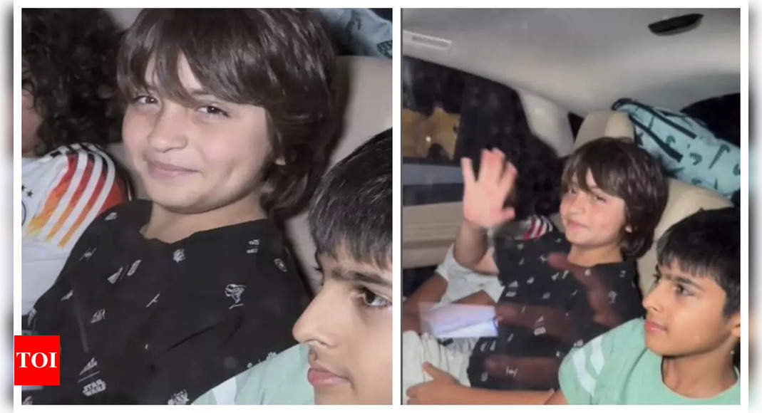 शाहरुख खान के बेटे अबराम ने अपनी डिंपल वाली मुस्कान दिखाई, सोहेल खान के बेटे योहान के जन्मदिन की पार्टी के बाद दोस्तों के साथ तस्वीर खिंचवाते हुए पपराज़ी को देखकर हाथ हिलाया - देखें तस्वीरें | - टाइम्स ऑफ इंडिया