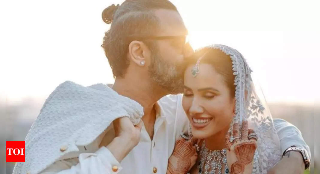सोनाली सहगल ने अपनी पहली सालगिरह पर पति आशीष एल सजनानी के साथ शादी की अनदेखी तस्वीरें साझा कीं | हिंदी मूवी न्यूज़ - टाइम्स ऑफ़ इंडिया