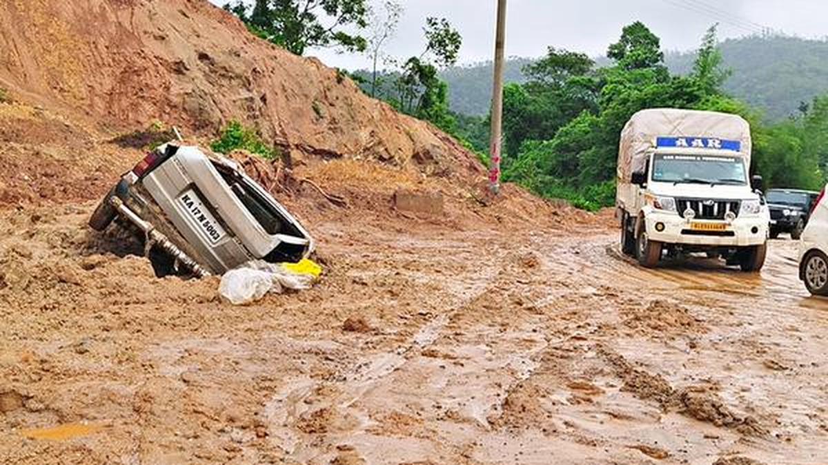 तटीय कर्नाटक में भारी बारिश के कारण बेंगलुरू-मंगलुरु का संपर्क लगभग टूट गया