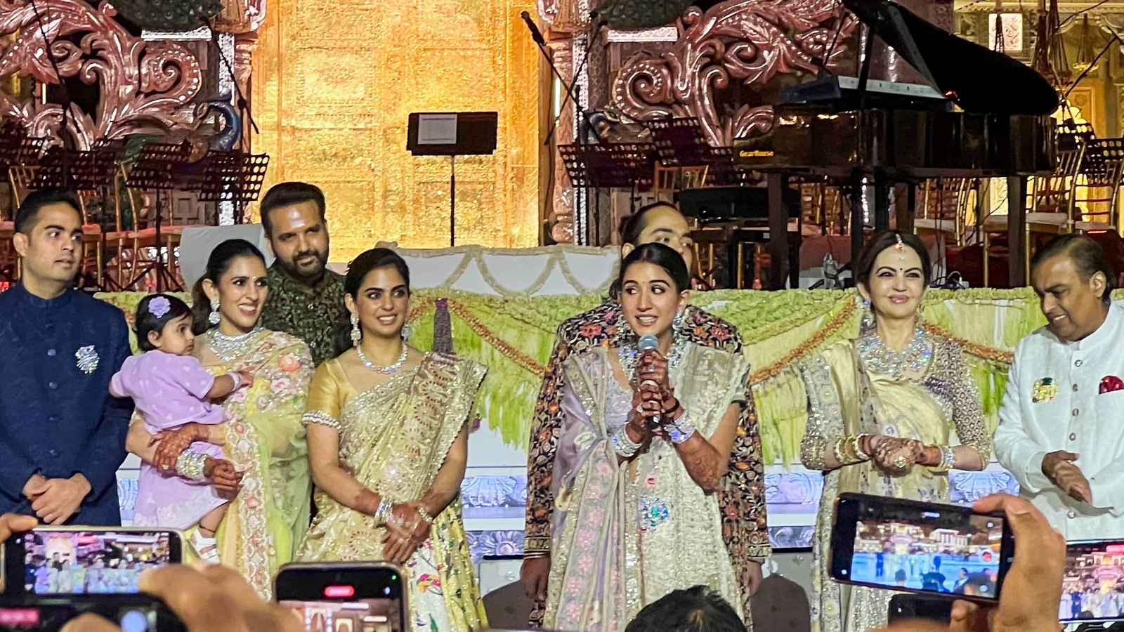 पाकिस्तानी अभिनेता द्वारा लंदन में अंबानी परिवार के अधिक विवाह समारोहों का मजाक उड़ाने पर इंटरनेट की प्रतिक्रियाएं: 'वे खुश हैं, उन्हें रहने दीजिए'