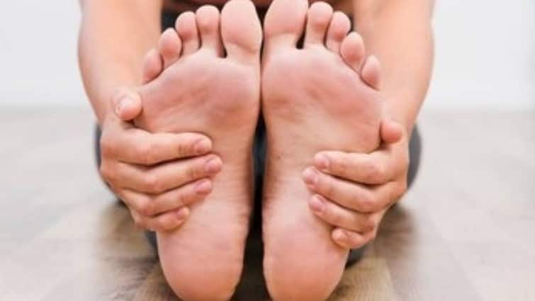Cracks in the feet symptoms can sometimes indicate underlying liver issues Liver Disease: एड़ियां फट रही हैं तो लिवर में गड़बड़ होना पक्का, समझ लीजिए दोनों का कनेक्शन