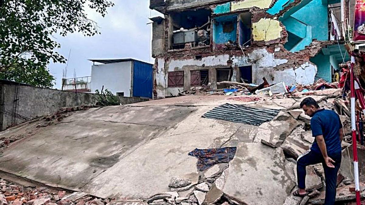 झारखंड के देवघर में इमारत गिरने से तीन लोगों की मौत, 8 घायल